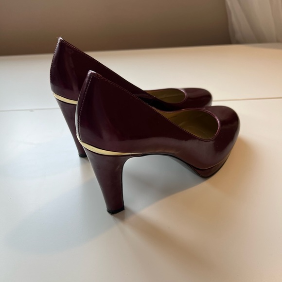 [SOLD] Tahari Patent Pumps with Gold Detailing - Picture 4 of 7